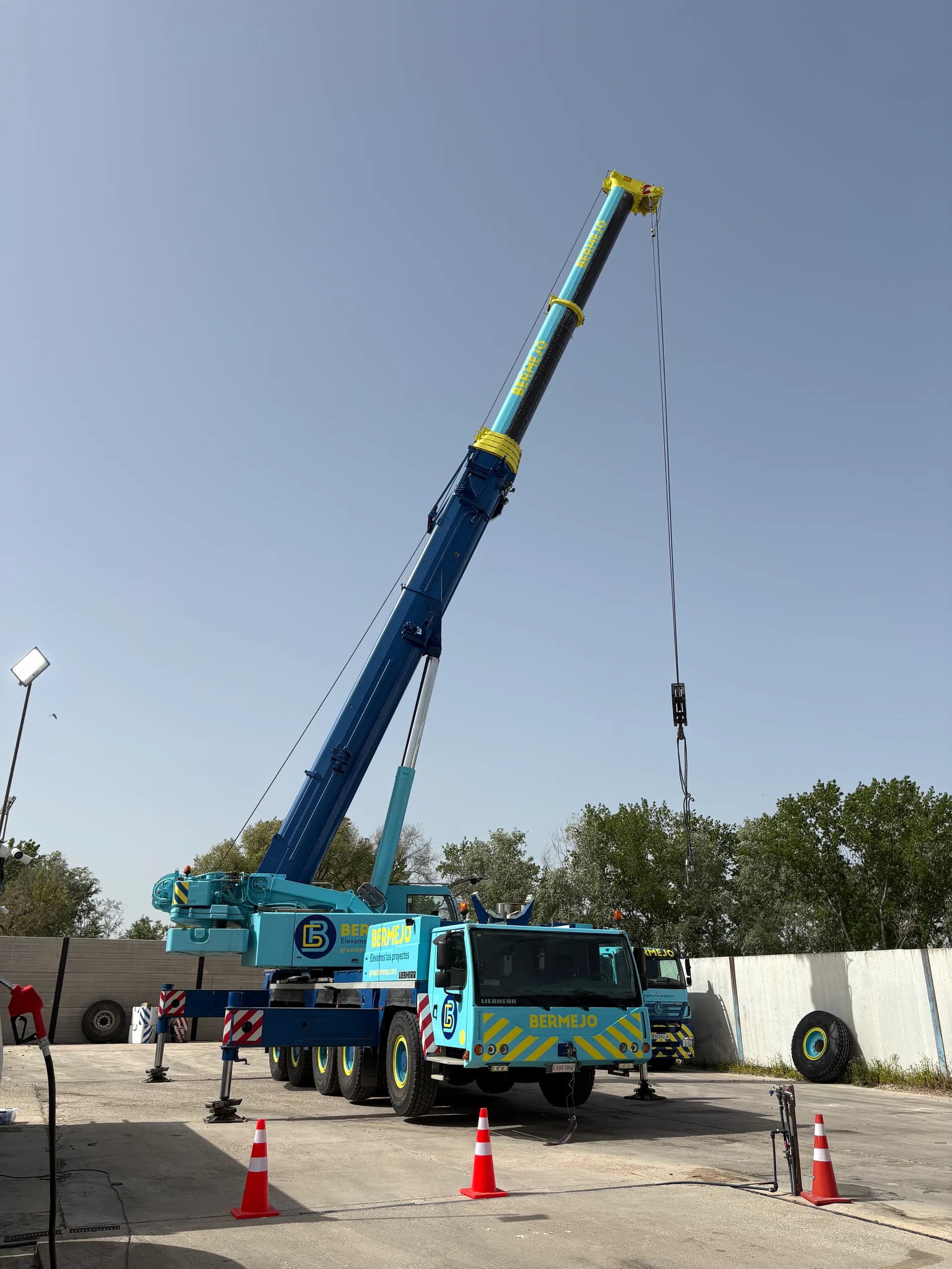 Grúa móvil telescópica de Grúas Bermejo en operación industrial